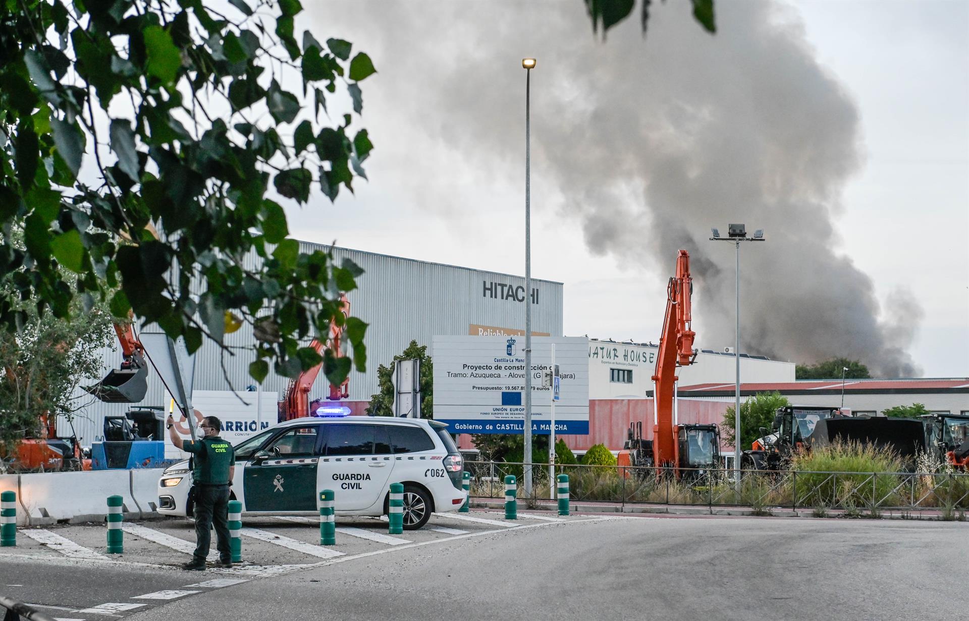 Azuqueca de Henares recupera la normalidad a pesar de que el incendio en una empresa de baterías y pilas sigue activo Azuqueca de Henares recupera la normalidad a pesar de que el incendio en una empresa de baterías y pilas sigue activo