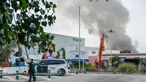 Azuqueca de Henares recupera la normalidad a pesar de que el incendio en una empresa de baterías y pilas sigue activo Azuqueca de Henares recupera la normalidad a pesar de que el incendio en una empresa de baterías y pilas sigue activo