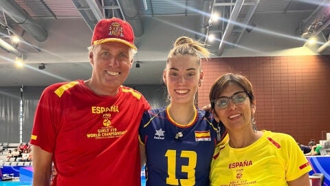 Sara Verbeek &Aacute;lvarez en el centro junto a sus padres