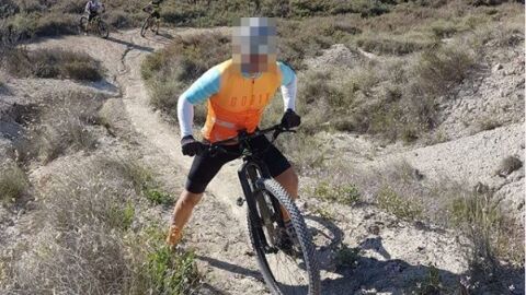 Imagen de archivo de un ciclista de monta&ntilde;a en un sendero en Elche. 