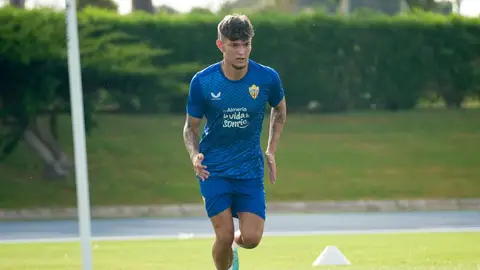 Arnau Solà entrena con la UD Almería Arnau Solà entrena con la UD Almería