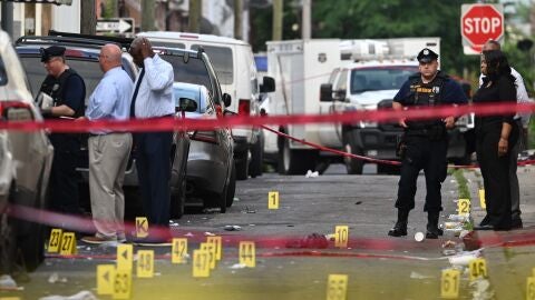 Tres personas murieron y diez resultaron heridas en un tiroteo masivo en la cuadra 1500 de S. Etting Street en Filadelfia, Pensilvania.