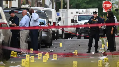 Tres personas murieron y diez resultaron heridas en un tiroteo masivo en la cuadra 1500 de S. Etting Street en Filadelfia, Pensilvania. Tres personas murieron y diez resultaron heridas en un tiroteo masivo en la cuadra 1500 de S. Etting Street en Filadelfia, Pensilvania.