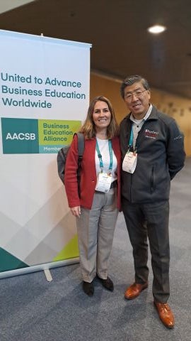 La decana Pilar Castro, de la Facultad de Ciencias Econ&oacute;micas y Empresariales de la Universidad Loyola, junto al Decano Zhan Li, de la Escuela de Negocios Charles F. Dolan de Fairfield University, tras la firma del acuerdo