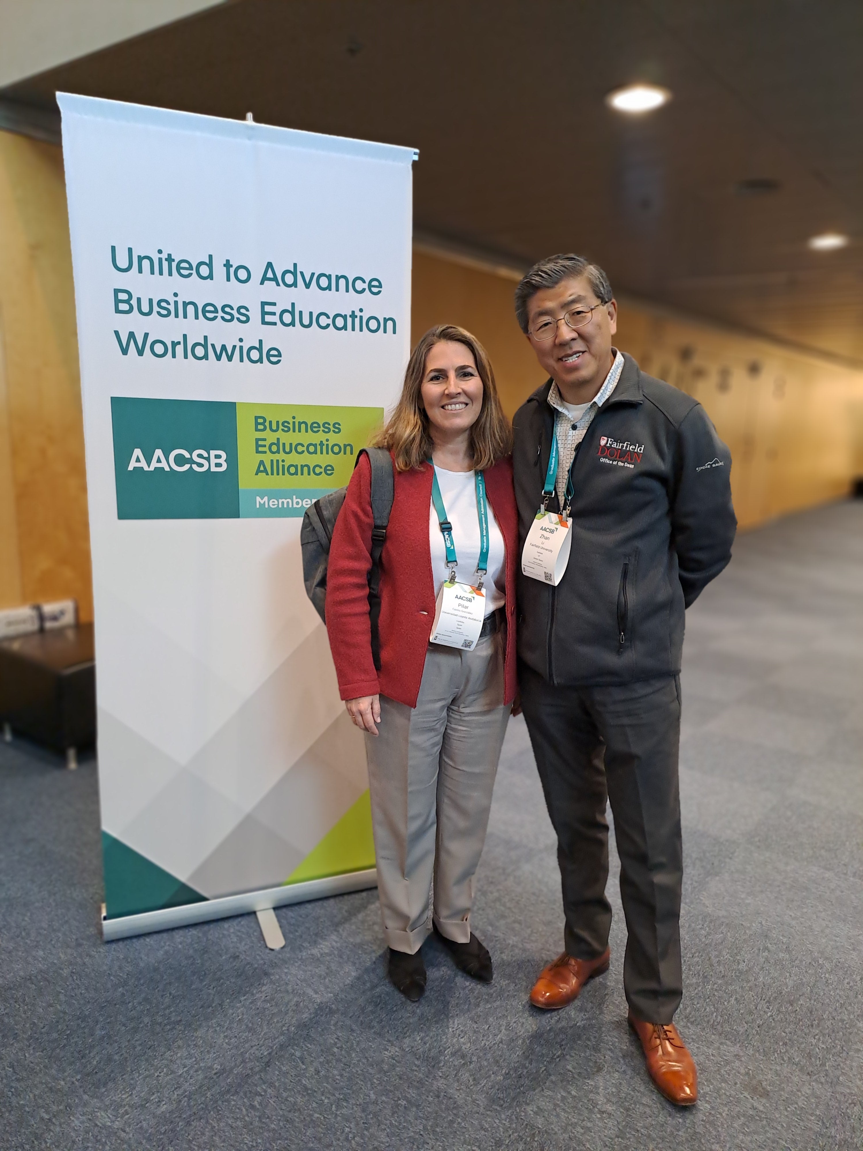 La decana Pilar Castro, de la Facultad de Ciencias Económicas y Empresariales de la Universidad Loyola, junto al Decano Zhan Li, de la Escuela de Negocios Charles F. Dolan de Fairfield University, tras la firma del acuerdo La decana Pilar Castro, de la Facultad de Ciencias Económicas y Empresariales de la Universidad Loyola, junto al Decano Zhan Li, de la Escuela de Negocios Charles F. Dolan de Fairfield University, tras la firma del acuerdo