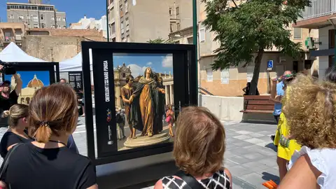 Crevillent presenta una exposición al aire libre con obras del crevillentino Naro Pinosa exposición