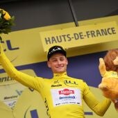 Van der Poel bate a Pogacar y se viste de amarillo