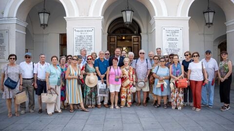 El alcalde de M&eacute;rida recibe a socios de la Casa de Extremadura en Sanl&uacute;car de visita en la ciudad