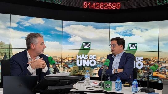 Carlos Alsina junto con el ministro &Oacute;scar L&oacute;pez