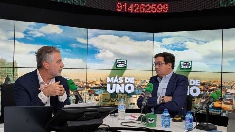 Carlos Alsina junto con el ministro &Oacute;scar L&oacute;pez