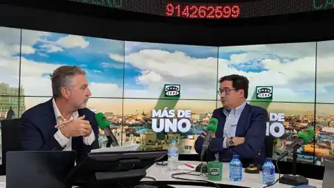 Carlos Alsina junto con el ministro Óscar López Carlos Alsina junto con el ministro Óscar López