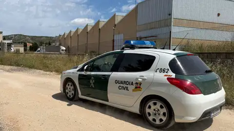 Una patrulla de la Guardia Civil durante la búsqueda del hombre detenido por la desaparición de un empresario de Bocairent (Valencia). Una patrulla de la Guardia Civil durante la búsqueda del hombre detenido por la desaparición de un empresario de Bocairent (Valencia).