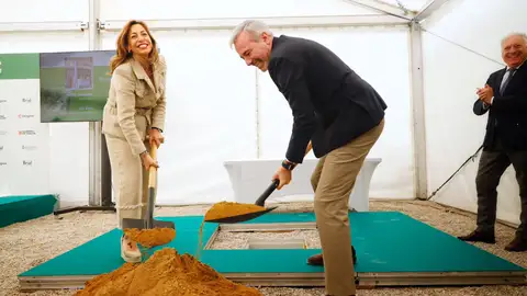 La alcaldesa de Zaragoza, Natalia Chueca, y el presidente del Gobierno de Aragón, Jorge Azcón, en el acto de colocación de la primera piedra de las 608 viviendas públicas La alcaldesa de Zaragoza, Natalia Chueca, y el presidente del Gobierno de Aragón, Jorge Azcón, en el acto de colocación de la primera piedra de las 608 viviendas públicas
