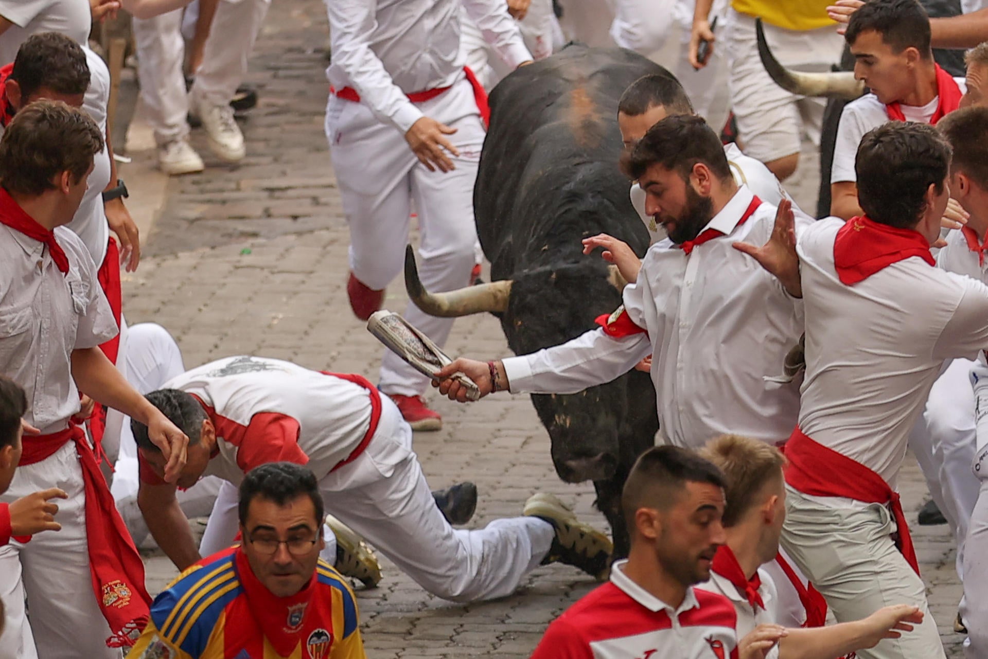 Unos Fuente Ymbro disgregados protagonizan un primer encierro de los Sanfermines rápido y accidentado Unos Fuente Ymbro disgregados protagonizan un primer encierro de los Sanfermines rápido y accidentado