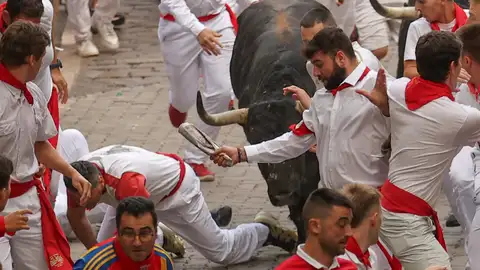 Los mozos son perseguidos por toros de la ganadería gaditana de Fuente Ymbro en el tramo final del primer encierro de los Sanfermines 2025. Los mozos son perseguidos por toros de la ganadería gaditana de Fuente Ymbro en el tramo final del primer encierro de los Sanfermines 2025.