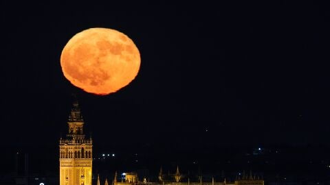 La "Superluna del Ciervo" sobre la ciudad de Sevilla