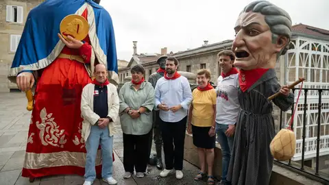 Vitoria ya conoce a quienes lanzarán el txupinazo de las Fiestas de La Blanca 2025 Vitoria ya conoce a quienes lanzarán el txupinazo de las Fiestas de La Blanca 2025