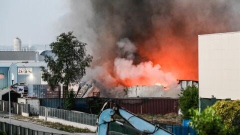 Incendio declarado en una empresa de bater&iacute;as de litio y pilas situado en el Pol&iacute;gono Industrial R&oacute;dano de Azuqueca de Henares