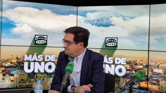 El minsitro &Oacute;scar L&oacute;pez durante la entrevista con Carlos Alsina en M&aacute;s de uno