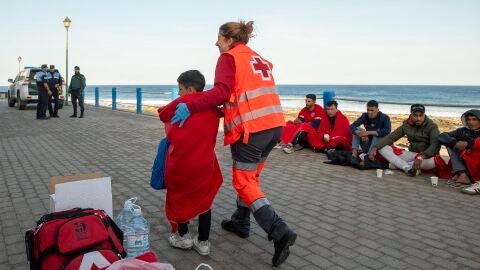 Imagen de archivo de un menor migrantes llegado en patera hasta la isla de Lanzarote, Canarias