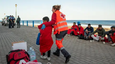 Imagen de archivo de un menor migrantes llegado en patera hasta la isla de Lanzarote, Canarias Imagen de archivo de un menor migrantes llegado en patera hasta la isla de Lanzarote, Canarias
