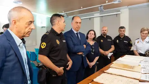 La Policía de la Generalitat Valenciana recupera más de una treintena de manuscritos del siglo XVI y XVII pertenecientes al archivo del Conde de Cirat La Policía de la Generalitat Valenciana recupera más de una treintena de manuscritos del siglo XVI y XVII pertenecientes al archivo del Conde de Cirat
