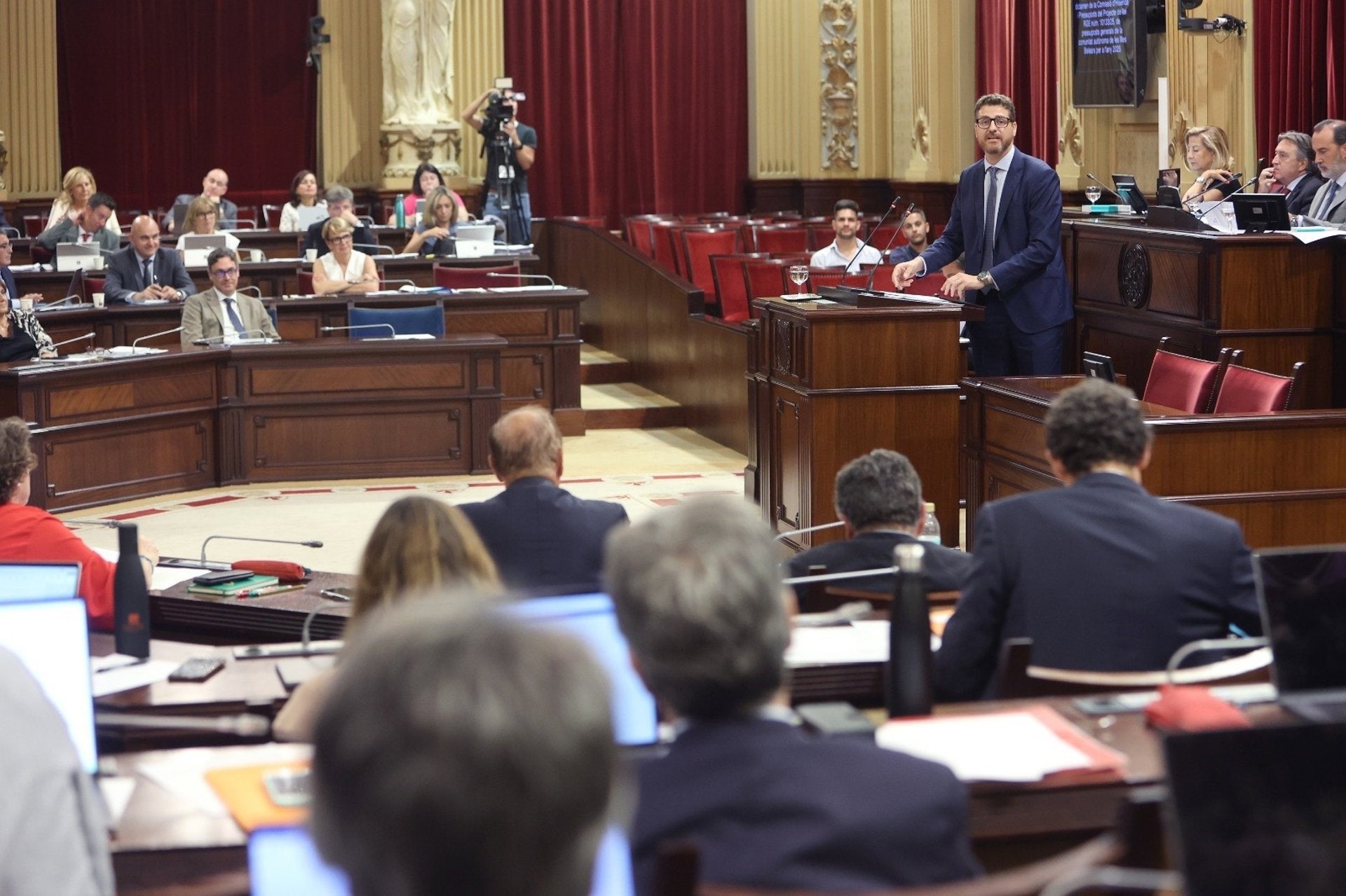 Acuerdo unánime en el Parlament para eliminar dietas a los altos cargos del Govern Acuerdo unánime en el Parlament para eliminar dietas a los altos cargos del Govern