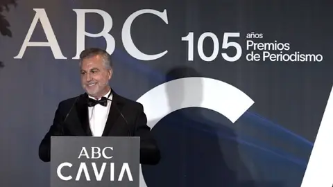 Alsina recibe el Premio Luca de Tena Alsina recibe el Premio Luca de Tena