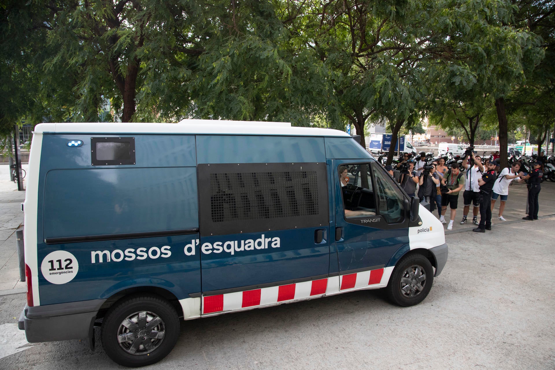 Los Mossos abaten a un hombre que había matado a otro y herido a cinco agentes tras atrincherarse en Calldetenes, en Barcelona Los Mossos abaten a un hombre que había matado a otro y herido a cinco agentes tras atrincherarse en Calldetenes, en Barcelona