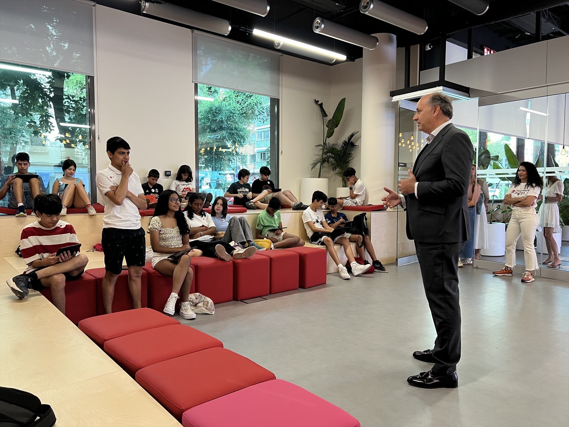 El Campamento Digital enseña a niños y adolescentes de Madrid a detectar fake news y prevenir sobre tecnoadicciones El Campamento Digital enseña a niños y adolescentes de Madrid a detectar fake news y prevenir sobre tecnoadicciones