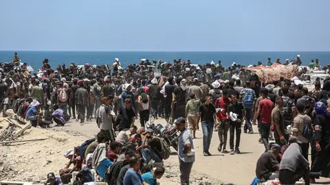 Palestinos a lo largo de la carretera costera en Netzarim, en el sur de Gaza Palestinos a lo largo de la carretera costera en Netzarim, en el sur de Gaza