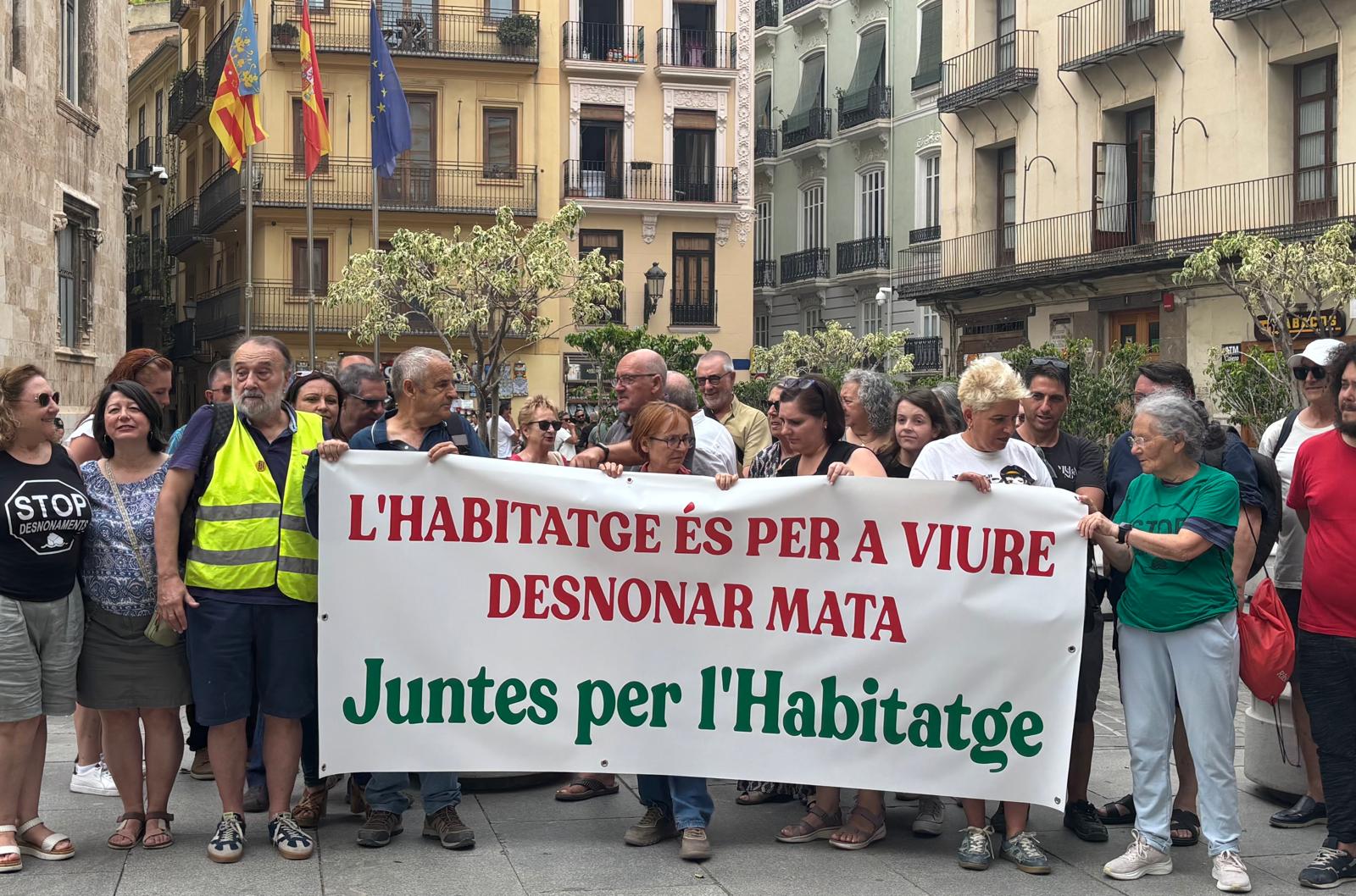 Juntes per l'Habitatge denuncia la falta de acción de la Generalitat ante la crisis habitacional y reclaman medidas que garanticen una vivienda digna Juntes per l'Habitatge denuncia la falta de acción de la Generalitat ante la crisis habitacional y reclaman medidas que garanticen una vivienda digna