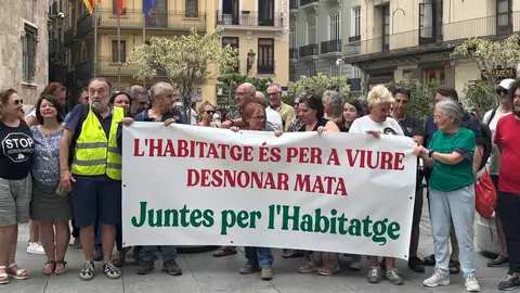 Protestas a favor del derecho a la vivienda en la Plaza de Manises de València Protestas a favor del derecho a la vivienda en la Plaza de Manises de València