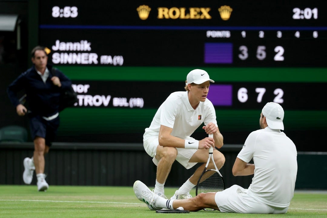 Sinner avanza tras una cruel lesión de Dimitrov Sinner avanza tras una cruel lesión de Dimitrov