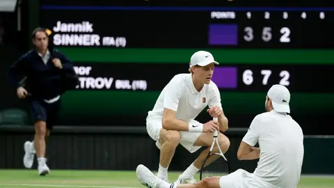 Sinner avanza tras una cruel lesión de Dimitrov Sinner avanza tras una cruel lesión de Dimitrov