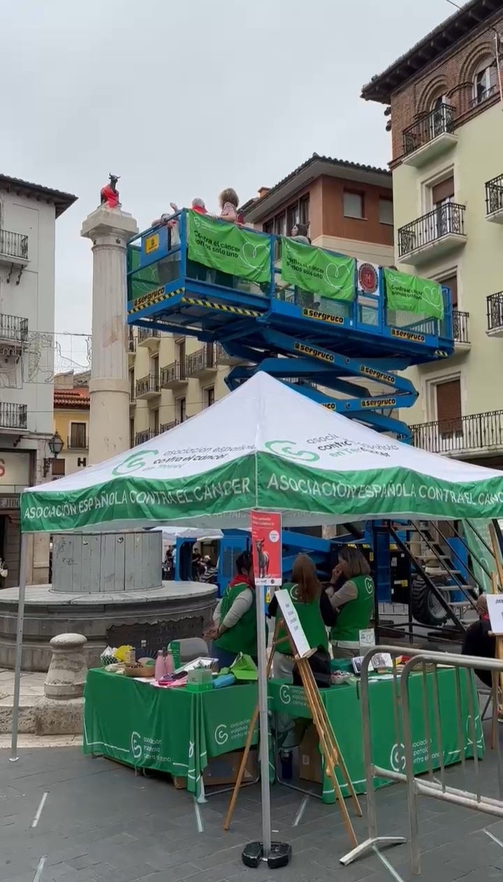La AECC Teruel invita a poner el pañuelo al Torico La AECC Teruel invita a poner el pañuelo al Torico