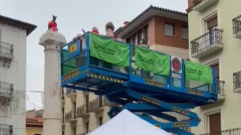 La AECC Teruel invita a poner el pañuelo al Torico aecc