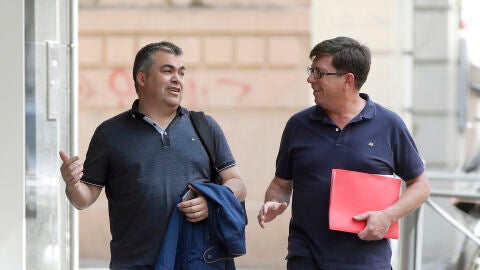 Imagen de archivo (18/04/2017) de Santos Cerdán (i) y Francisco Salazar, a su llegada a la sede de Ferraz. 