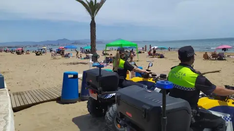 Agentes de la Policía Local en la playa Agentes de la Policía Local en la playa