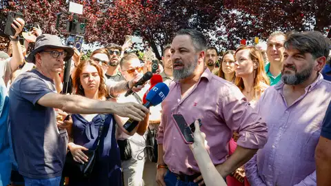 l presidente de Vox, Santiago Abascal (c), realiza declaraciones a los medios este domingo sobre la violación a una joven hace unos días en Alcalá de Henares l presidente de Vox, Santiago Abascal (c), realiza declaraciones a los medios este domingo sobre la violación a una joven hace unos días en Alcalá de Henares