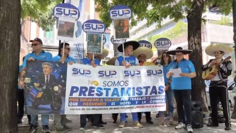 Protesta frente al Ministerio del Interior de miembros del SUP para pedir, junto a mariachis, que se actualicen las dietas de alojamiento de los agentes de la Polic&iacute;a Nacional