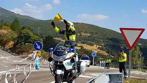 Esto es lo que debes hacer si un policía te enseña un banderín amarillo Esto es lo que debes hacer si un policía te enseña un banderín amarillo