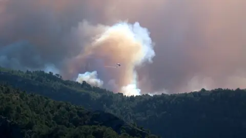 Helicòpter tirant aigua a la Vall de Vinyes de Paüls Helicòpter tirant aigua a la Vall de Vinyes de Paüls