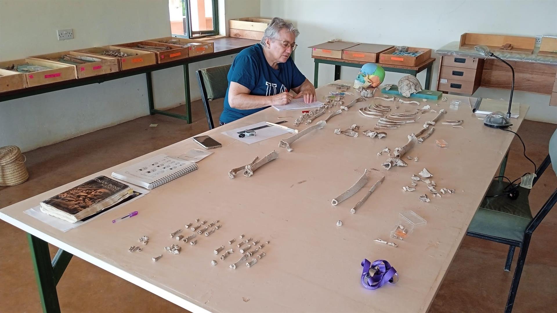 Una científica de la Universidad de Alicante colabora en Kenia en una investigación sobre restos humanos del Holoceno en el lago Turkana Una científica de la Universidad de Alicante colabora en Kenia en una investigación sobre restos humanos del Holoceno en el lago Turkana