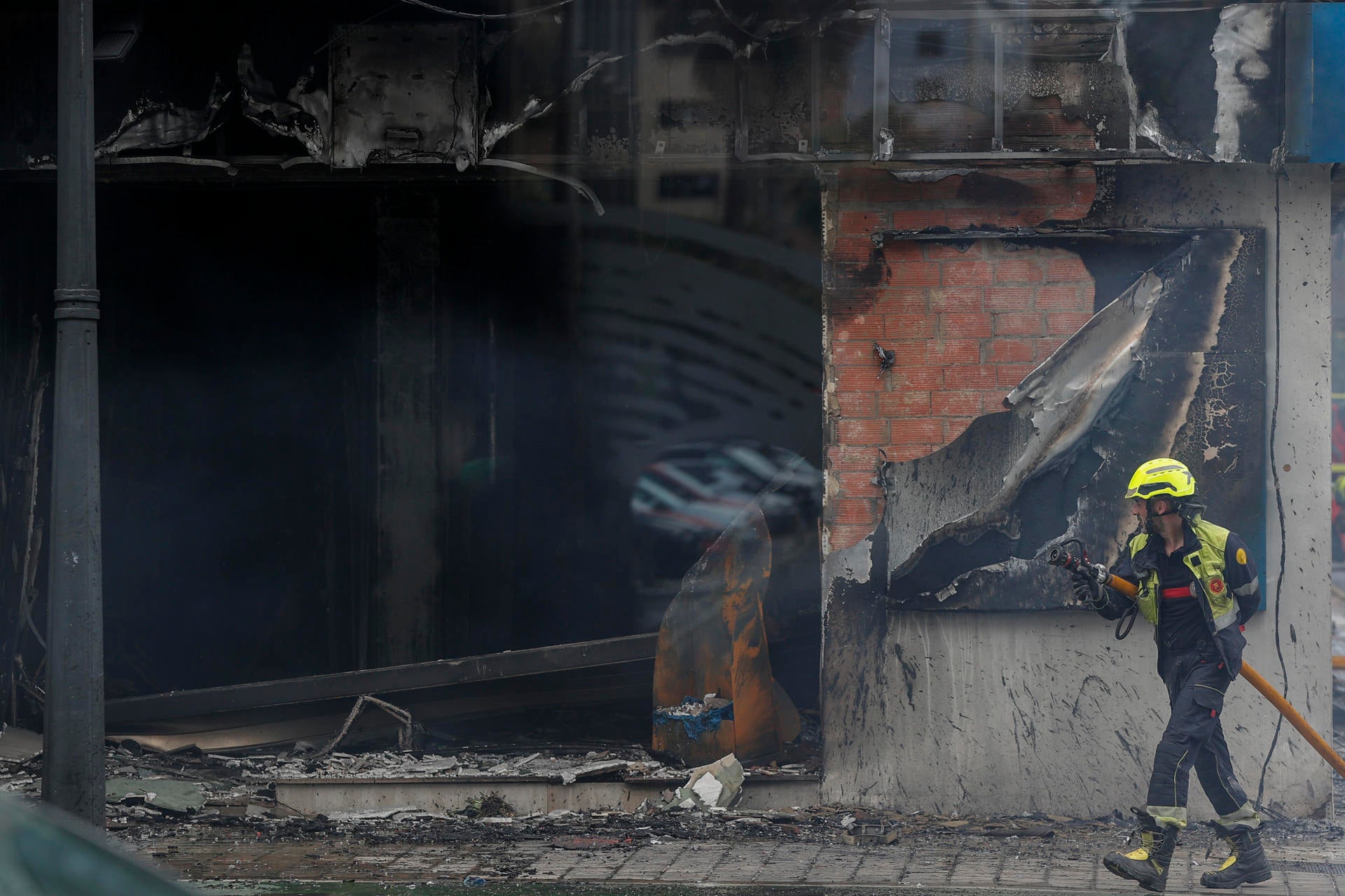 El incendio del local de la Avenida del Puerto ha obligado a más de 45 personas a abandonar sus viviendas El incendio del local de la Avenida del Puerto ha obligado a más de 45 personas a abandonar sus viviendas