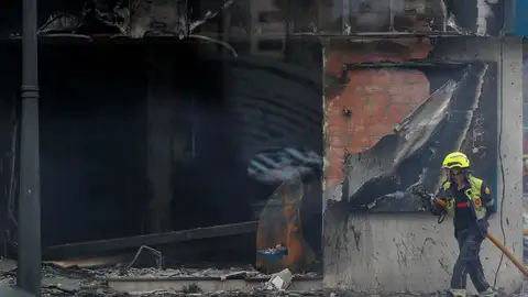 El incendio del local de la Avenida del Puerto ha obligado a más de 45 personas a abandonar sus viviendas El incendio del local de la Avenida del Puerto ha obligado a más de 45 personas a abandonar sus viviendas