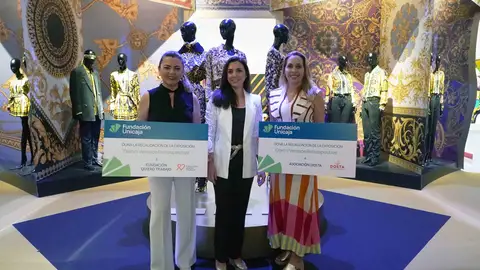 Unicaja entrega la recaudación de su exposición de Versace Unicaja entrega la recaudación de su exposición de Versace