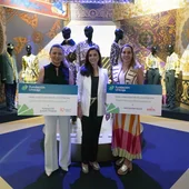 Unicaja entrega la recaudación de su exposición de Versace Unicaja entrega la recaudación de su exposición de Versace
