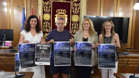 El alcalde de Valeria, Juan Pedro Martínez, en el centro, en la presentación de las actividades en el salón de plenos de la institución provincial El alcalde de Valeria, Juan Pedro Martínez, en el centro, en la presentación de las actividades en el salón de plenos de la institución provincial