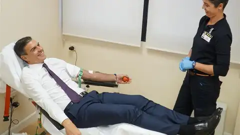 Moncloa considera insuficientes los 29 sanitarios que cuidan a Pedro Sánchez y pide más Pedro Sánchez dona sangre en la unidad de las Fuerzas Armadas desplegada en el Complejo de la Moncloa